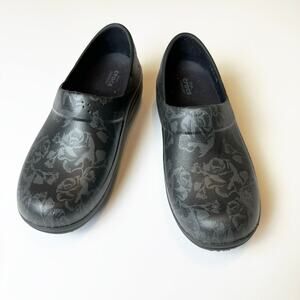 Crocs Clogs Women’s Size 8 Black Floral Slip On Shoes Casual Comfort Waterproof